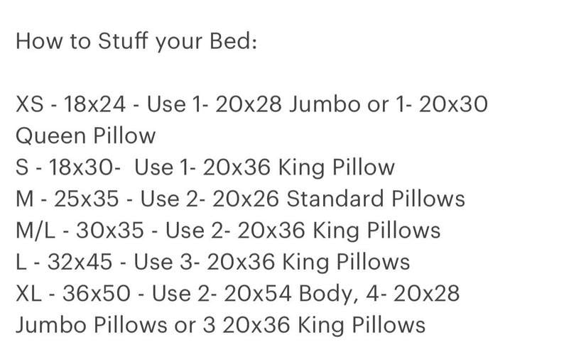 Puede incluir: Una gu&iacute;a sobre c&oacute;mo rellenar una cama seg&uacute;n su tama&ntilde;o. La gu&iacute;a enumera el tama&ntilde;o de la cama, las dimensiones en pulgadas y la cantidad y el tama&ntilde;o de las almohadas necesarias para rellenar la cama. Por ejemplo, una cama de tama&ntilde;o XS-18x24 requiere una almohada jumbo de 20x28 o una almohada queen de 20x30.