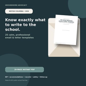 Könnte beinhalten: Ein 29-seitiges digitales PDF-Dokument mit dem Titel BC School Advocacy Email & Letter Templates, das 25 professionelle Vorlagen für Familien an öffentlichen Schulen enthält. Das Dokument ragt aus einem cremefarbenen Umschlag auf dunkelblauem Grund.