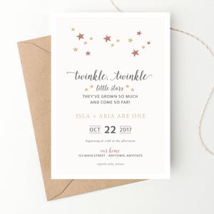 Może przedstawiać: Biała karta zaproszenia z złotymi i r&oacute;żowymi gwiazdami. Tekst brzmi "twinkle, twinkle little stars they've grown so much and come so far! Isla + Aria are one Oct 22 2017 beginning at 1:00 in the afternoon our home 123 Main Street Anytown, Anystate regrets only, please"
