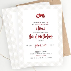 Pu&ograve; includere: Invito di compleanno rosso e bianco con un'illustrazione di trattore rosso. L'invito dice "Con un grugnito e un muggito e un chicchirich&igrave; Oliver vuole festeggiare il suo terzo compleanno con te! Sabato 8 luglio 2017, 13:00-15:00. Abbott Farms, 3275 Springs Rd - So. Burlington, VT. RSVP al 802.296.4143 entro il 1&deg; luglio."