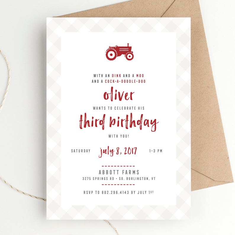 Pu&ograve; includere: Invito di compleanno rosso e bianco con un'illustrazione di trattore rosso. L'invito dice "Con un oink e un muggito e un chicchirich&igrave; Oliver vuole festeggiare il suo terzo compleanno con te!" Sabato 8 luglio 2017, 13:00-15:00. Abbott Farms, 3275 Springs Rd, So. Burlington, VT. RSVP al 802.296.4143 entro il 1&deg; luglio.