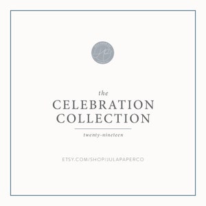 Może przedstawiać: Szare i białe logo z tekstem "Jula Paper Co." i literą "J" w ozdobnym stylu pisma. Pod logo znajduje się tekst "the CELEBRATION COLLECTION twenty-nineteen". Na dole obrazu widnieje tekst "ETSY.COM/SHOP/JULAPAPERCO".