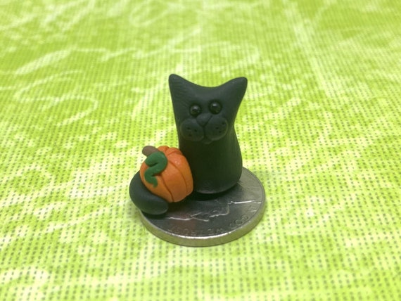 カボチャを持ったミニチュア黒猫、ポリマー粘土の黒猫、小さな猫の置物