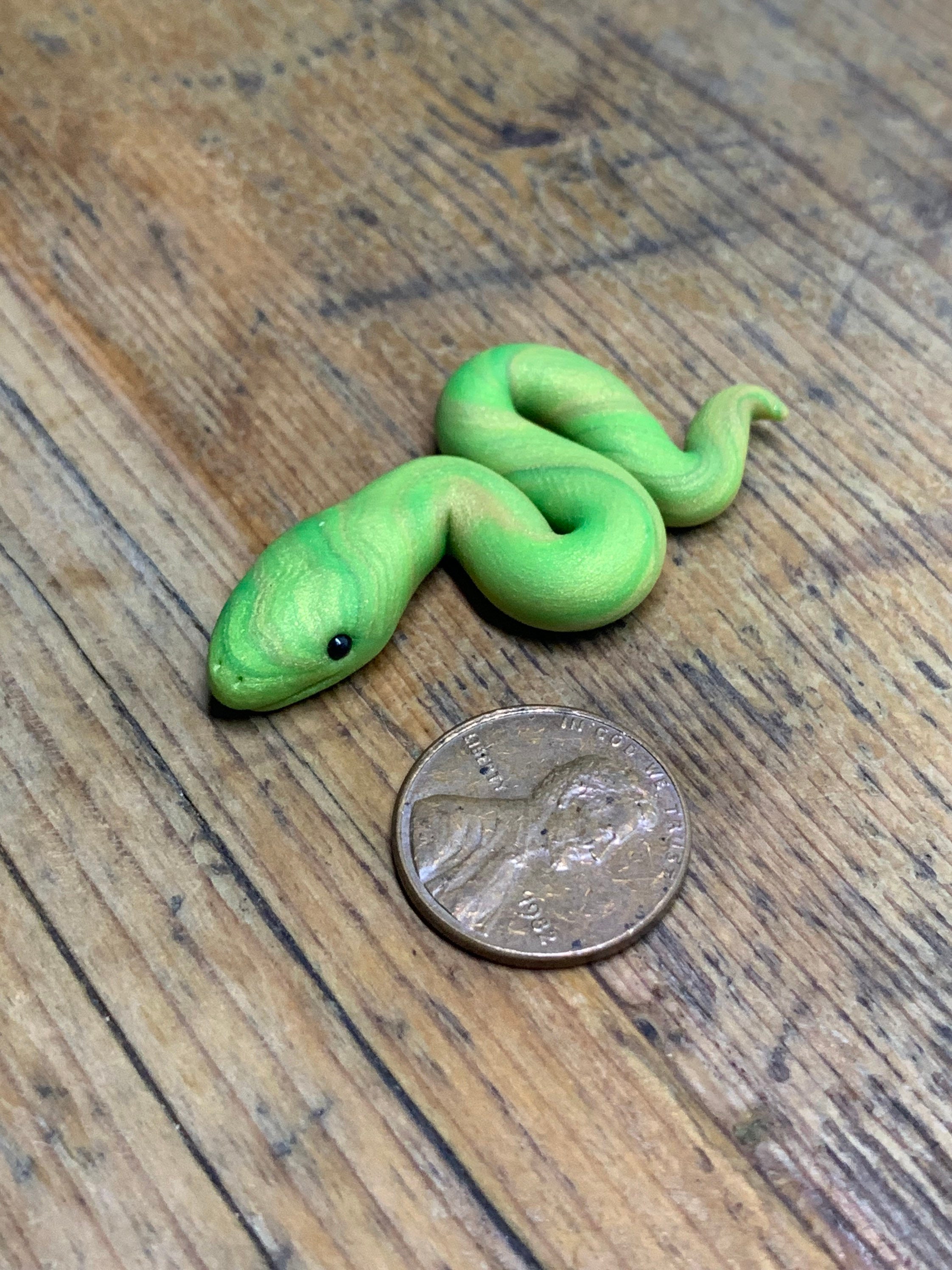 ユニークな緑の蛇の置物、緑と金のポリマー粘土の蛇 - Etsy 日本