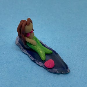 Micro Mini sirena verde en una ágata, sirena de arcilla de polímero, figura de sirena de arcilla de polímero diminuto