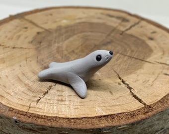 Polymeerkleizegel, kleine grijze zegel, miniatuur zegelbeeldje