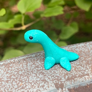 Monster van Loch Ness, miniatuur Nessy, micromonster van Loch Ness-monster, kawaii Nessy, mythisch wezen van polymeerklei
