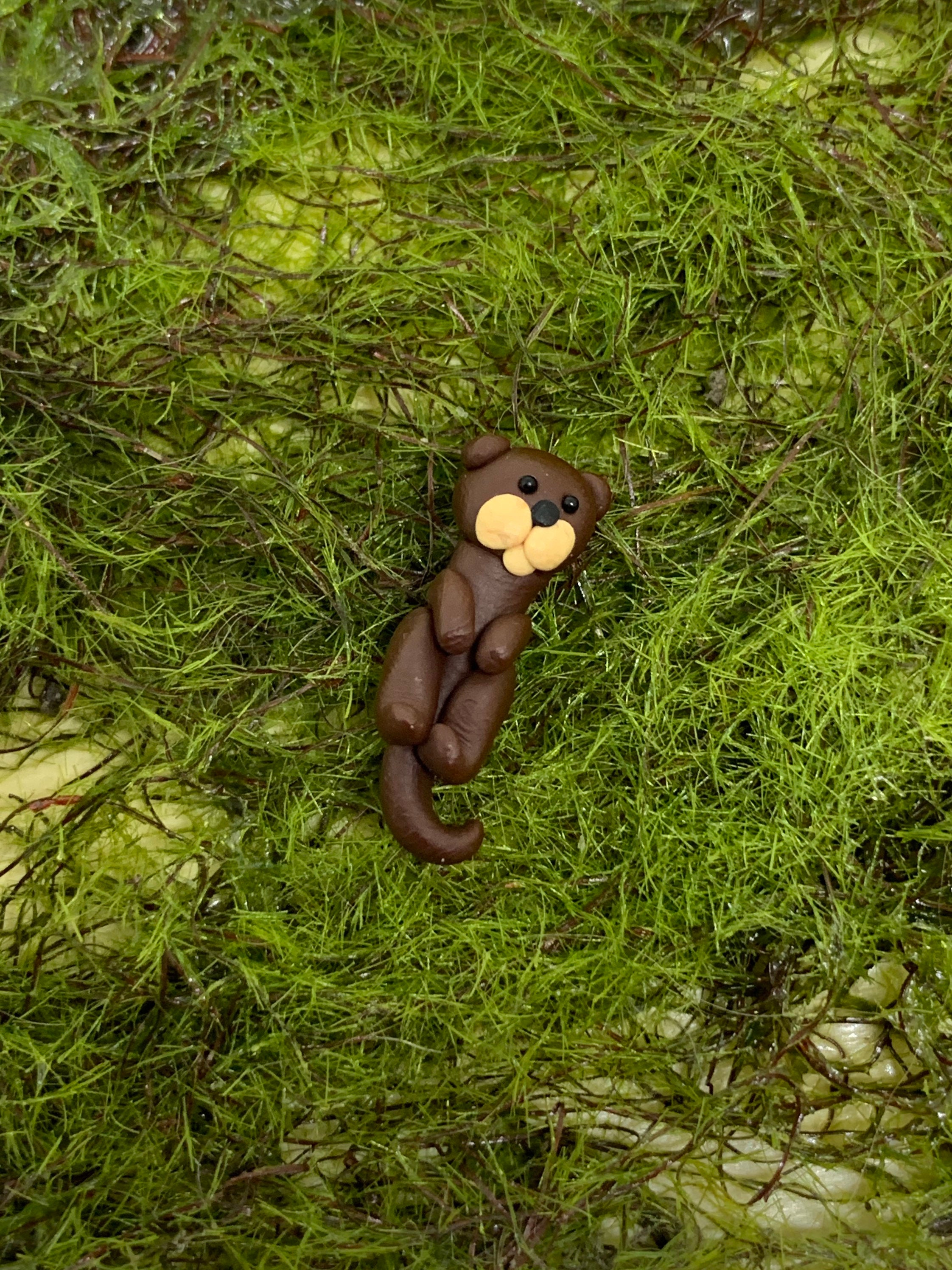 カワウソのミニチュア、カワウソの置物、ポリマー粘土のカワウソの置物