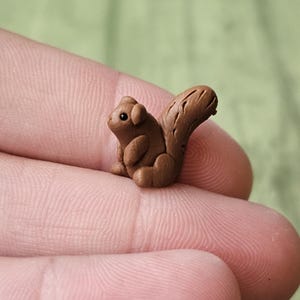 Miniatyrekorre, ekorre av polymerlera, ekorrefigur av älvträdgård