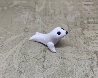 Beeldje witte zeehond baby, miniatuur poolzeehond, zegel van polymeerklei