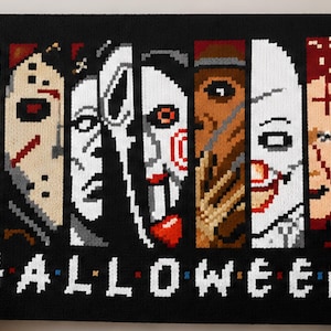 Può includere: Una coperta rettangolare all'uncinetto nera con un design pixelato di otto personaggi di film horror disposti in pannelli verticali. Sotto i personaggi, la parola HALLOWEEN è scritta in lettere bianche pixelate con piccoli accenti colorati.