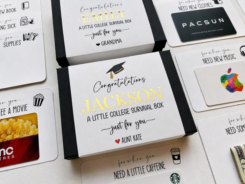 Op de afbeelding: Twee zwart-witte geschenkdozen met het label A LITTLE COLLEGE SURVIVAL BOX met de namen Jackson en Emily in goudfolie. De dozen zijn omringd door witte kaarten met zwarte tekst en iconen voor diverse behoeften, inclusief cadeaubonnen voor Pacsun en AMC.