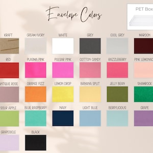 Op de afbeelding: Een kleurenkaart getiteld Envelope Colors met zesentwintig rechthoekige stalen in diverse tinten waaronder kraft, wit, grijs, kastanjebruin, rood, roze, oranje, geel, groen, blauw, paars en zwart, met een klein inzetstuk van een PET-doos.