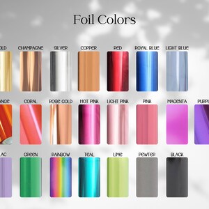Op de afbeelding: Een kleurenkaart met de titel Foil Colors met twee&euml;ntwintig rechthoekige stalen van metallic folie in verschillende tinten, waaronder goud, champagne, zilver, koper, rood, blauw, roze, magenta, paars, groen, regenboog, taling, limoen, tin en zwart.