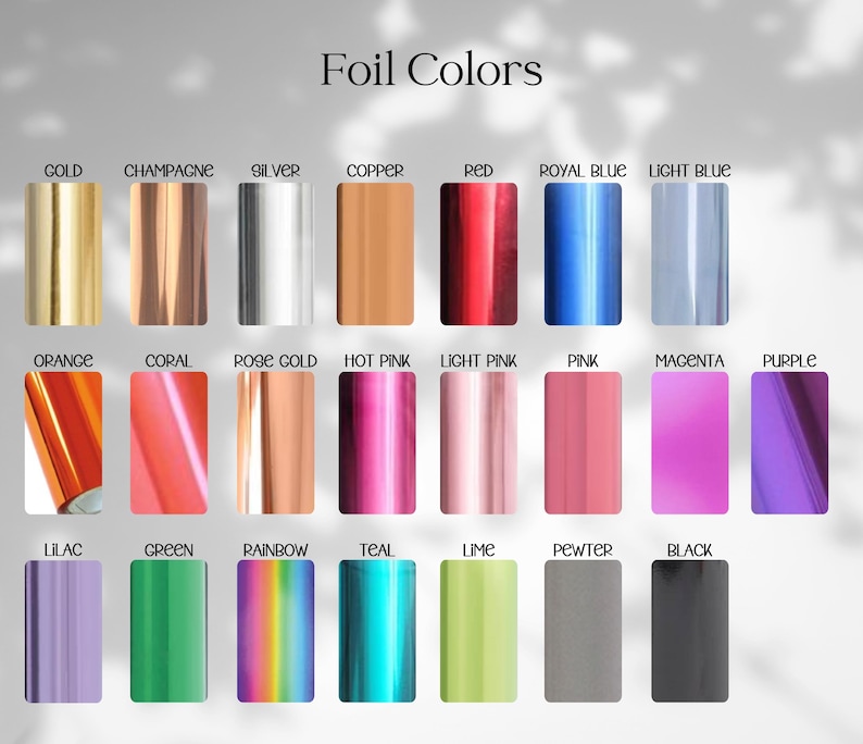 Op de afbeelding: Een kleurenkaart met de titel Foil Colors met twee&euml;ntwintig rechthoekige stalen van metallic folie in verschillende tinten, waaronder goud, champagne, zilver, koper, rood, blauw, roze, magenta, paars, groen, regenboog, taling, limoen, tin en zwart.