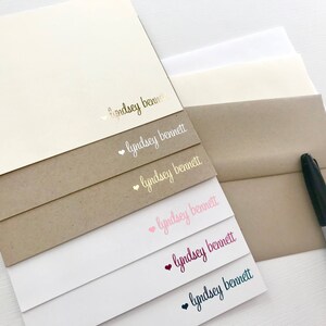 Juego de papelería personalizada con detalles metalizados: Tarjetas de notas personalizadas con sobres, SH imagen 5