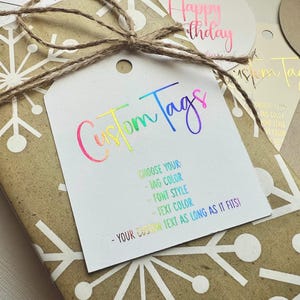 K&ouml;nnte beinhalten: Eine wei&szlig;e Karte mit dem Text "Custom Tags" in Regenbogenfarben. Die Karte listet Optionen zur Anpassung von Etiketten auf, darunter Etikettenfarbe, Schriftstil, Textfarbe und Textl&auml;nge.