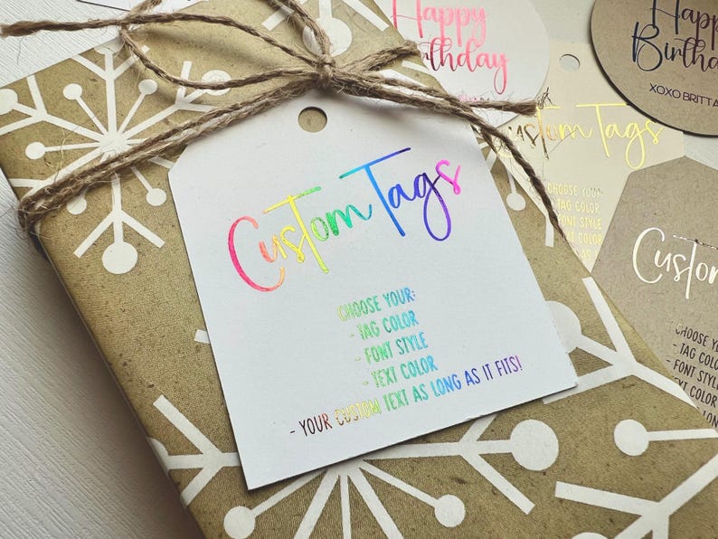 K&ouml;nnte beinhalten: Eine wei&szlig;e Karte mit dem Text "Custom Tags" in Regenbogenfarben. Die Karte listet Optionen zur Anpassung von Etiketten auf, darunter Etikettenfarbe, Schriftstil, Textfarbe und Textl&auml;nge.