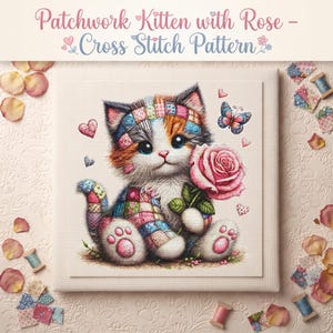 Op de afbeelding: Een kruissteekpatroon getiteld Patchwork Kitten with Rose met een kitten met een hoofd en staart in patchworkstijl, die een roze roos vasthoudt. Het ontwerp bevat een blauwe vlinder en kleine hartjes, omringd door verspreide stofresten en garenklosjes.