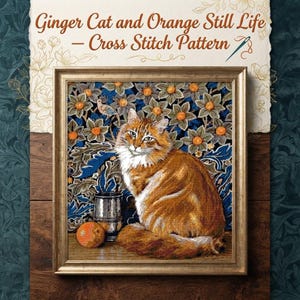 Op de afbeelding: Een ingelijst kruissteekpatroon getiteld Ginger Cat and Orange Still Life met een rode kat die naast een zilveren beker en een sinaasappel zit tegen een donkerblauwe bloemenachtergrond met oranje bloemen en een kleine vogel op een tak.