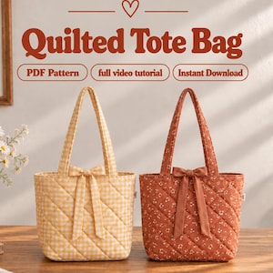 Puede incluir: Dos bolsos tote acolchados con asas y un lazo central. Uno es de cuadros vichy amarillos y blancos, el otro tiene un estampado floral color óxido. El texto dice: Quilted Tote Bag, PDF Pattern, full video tutorial, Instant Download.