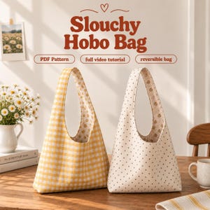 Op de afbeelding: Twee slouchy hobo-tassen met de tekst Slouchy Hobo Bag, PDF Pattern, full video tutorial en reversible bag. De ene tas heeft een geel-wit ruitpatroon, terwijl de andere een crèmekleurige basis heeft met kleine zwarte stippen.