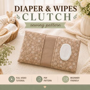 Puede incluir: Un patrón de costura rectangular para un estuche de pañales y toallitas, hecho de tela color canela con un pequeño estampado floral blanco y un panel central liso. El estuche incluye una tapa dispensadora de toallitas de plástico blanco.