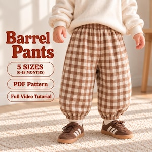 Puede incluir: Pantalones tipo barril a cuadros marrones y blancos con cintura elástica y puños fruncidos. El texto en la imagen dice: Barrel Pants, 5 SIZES (0-18 MONTHS), PDF Pattern, Full Video Tutorial. Se llevan con una camiseta crema y zapatillas.