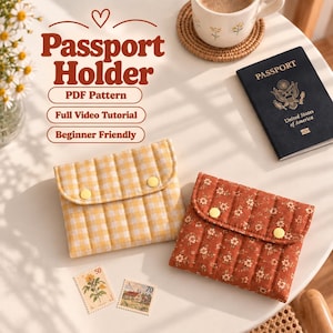 Può includere: Due porta passaporto trapuntati, uno a quadretti gialli e uno in tessuto floreale color ruggine, ciascuno con due bottoni a pressione gialli. Il testo recita: Passport Holder, PDF Pattern, Full Video Tutorial, Beginner Friendly. Un passaporto USA è vicino.