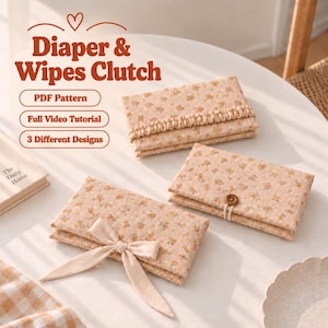 Può includere: Tre pochette rettangolari per pannolini e salviette con motivo floreale beige. Una presenta un bordo arricciato, una una chiusura a bottone e una un fiocco in tessuto. Testo: Diaper & Wipes Clutch, PDF Pattern, Full Video Tutorial, 3 Different Designs.