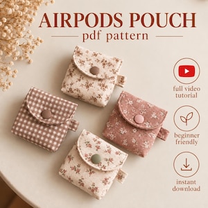 Peut inclure: Quatre petites pochettes en tissu pour AirPods, chacune dotée d'un rabat avec un bouton-pression. Les motifs incluent un vichy marron et trois imprimés floraux dans des tons crème, rose et beige. Le texte indique AIRPODS POUCH pdf pattern.