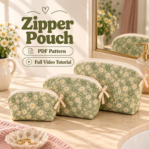 Può includere: Tre pochette con cerniera di varie dimensioni, realizzate in tessuto verde con motivo a margherite bianche e piccoli fiocchi di nastro beige sul lato. Il testo Zipper Pouch, PDF Pattern e Full Video Tutorial è visibile sopra.