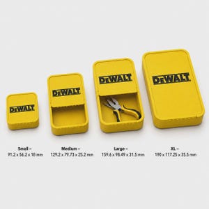 Puede incluir: Cuatro cajas de almacenamiento amarillas DeWalt en tamaños pequeño, mediano, grande y extra grande. La caja pequeña mide 91,2 x 56,2 x 18 mm, la mediana 129,2 x 79,73 x 25,2 mm, la grande 159,6 x 98,49 x 31,5 mm y la XL 190 x 117,25 x 35,5 mm.