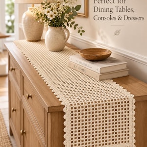 Puede incluir: Un camino de mesa rectangular de ganchillo en color crema con un patrón de rejilla y un borde festoneado. El camino se muestra sobre una consola de madera con el texto "Perfect for Dining Tables, Consoles & Dressers" visible arriba.