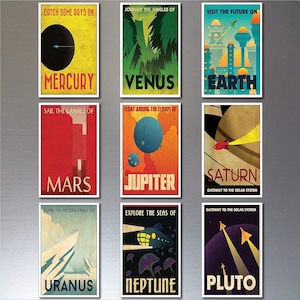 Könnte beinhalten: Ein Set aus neun rechteckigen Magneten mit Weltraum-Reisepostern. Jeder Magnet zeigt den Namen eines Planeten, darunter Merkur, Venus, Erde, Mars, Jupiter, Saturn, Uranus, Neptun und Pluto, zusammen mit stilisierten Illustrationen und Texten.