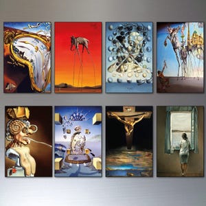 Puede incluir: Una colección de ocho láminas de arte rectangulares con pinturas surrealistas de Salvador Dalí, que incluyen relojes derretidos, elefantes de patas largas, esferas flotantes, iconografía religiosa y una figura mirando por una ventana al mar.