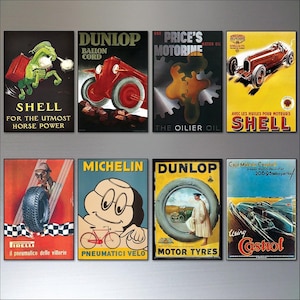 Op de afbeelding: Een verzameling van acht rechthoekige metalen borden in vintage-stijl met klassieke autoreclames. De posters tonen diverse merklogo's en illustraties, waaronder Shell, Dunlop, Price's Motorine, Pirelli, Michelin en Castrol.