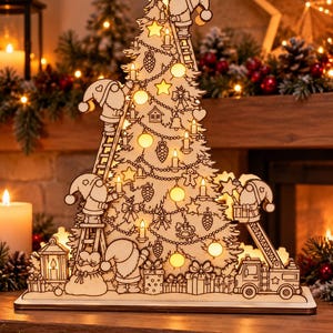 Pode incluir: Uma decoração de árvore de Natal em madeira cortada a laser com gnomos em escadas e um camião de bombeiros a decorar a árvore com ornamentos, estrelas e velas. A peça é iluminada por dentro, emitindo um brilho quente pelos recortes.