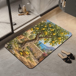 Puede incluir: Una alfombra rectangular con una escena paisajística impresa de un limonero con frutos amarillos y flores blancas, un muro de piedra, una cesta de mimbre llena de limones y una vista al mar azul en la distancia.
