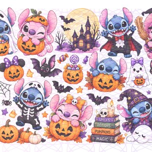 Può includere: Una collezione di illustrazioni a tema Halloween con i personaggi Stitch e Angel in costume, tra cui zucche, una casa stregata, pipistrelli, un fantasma con un cartello BOO!, un cartello in legno con scritto TRICK OR TREAT e libri di incantesimi.