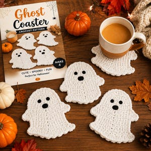 Puede incluir: Cuatro posavasos de fantasma tejidos a ganchillo en color blanco con ojos y bocas circulares negros, acompañados de un folleto de instrucciones impreso titulado Ghost Coaster Crochet Pattern. Los posavasos tienen forma de fantasma.