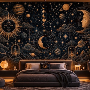 Pode incluir: Um grande mural de parede com tema celestial, apresentando um sol dourado, uma lua crescente com um rosto, vários planetas, estrelas e nuvens sobre um fundo azul-marinho. O mural está exibido atrás de uma cama em um quarto iluminado.