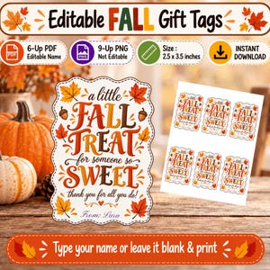 Op de afbeelding: Een digitaal bestand voor bewerkbare herfstcadeaulabels van 6,35 bij 8,89 cm. Het ontwerp bevat oranje, rode en bruine herfstbladeren en eikels met de tekst A little FALL TREAT for someone so SWEET thank you for all you do! From: Lara.