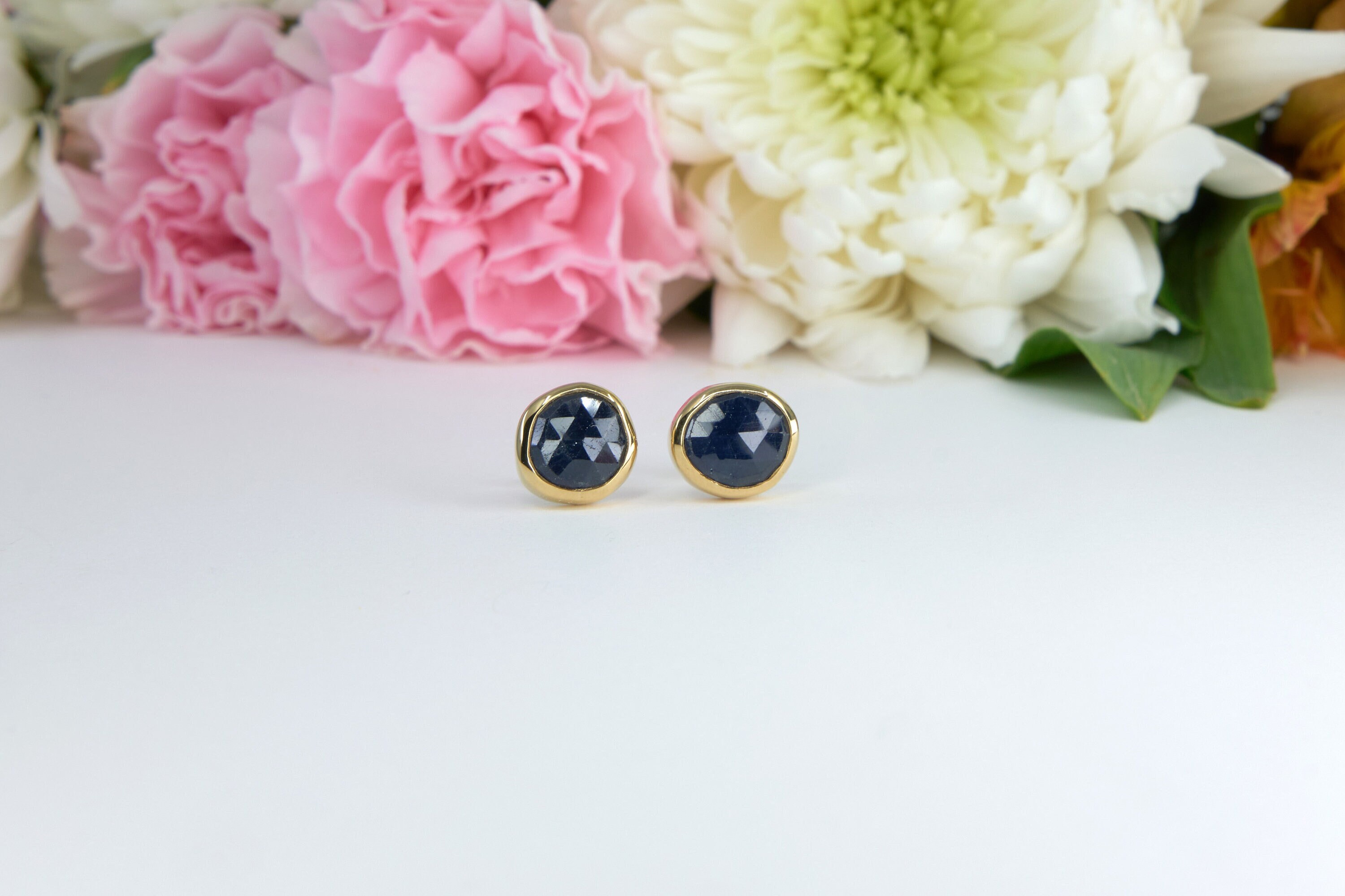 Clous d'oreilles saphir faits à la main avec de l'argent sterling en or 18 carats