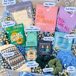 Peut inclure: Une boîte de soins Blue Self Care Box contenant des serviettes et protège-slips bio, des bonbons Smart Sweets, une brosse exfoliante, du vernis à ongles Glow Mood, des patchs pour les yeux, des chaussettes, du chocolat au lait et un gant de toilette.