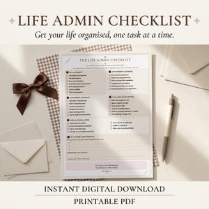 Könnte beinhalten: Ein ausgedrucktes Life Admin Checklist-Dokument mit Abschnitten für Rechnungen, Termine, Unterlagen und E-Mails. Die Seite enthält Kontrollkästchen, eine braune Schleife links, einen Stift rechts und cremefarbene Umschläge.