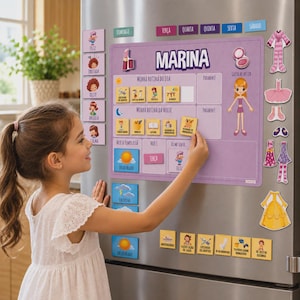 Può includere: Una tabella magnetica delle faccende per frigorifero con il nome Marina in grandi lettere viola. La lavagna include sezioni per le routine quotidiane, il meteo e le emozioni, con varie icone magnetiche colorate per compiti, vestiti ed emozioni.