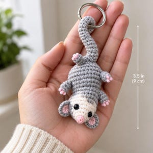 Llavero de zarigüeya de ganchillo, colgante para bolso de amigurumi, colgante para espejo retrovisor del coche, llavero de peluche de zarigüeya adorable, regalo para amantes de los animales