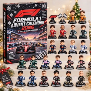 Op de afbeelding: Een Formula 1 adventskalender 2026 doos met een raceauto afbeelding en 24 miniatuur bobblehead figuren van coureurs in teamkleding, elk op een voetstuk met een kleine raceauto, uitgestald op een witte trapvormige standaard.