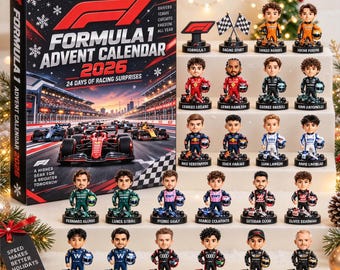Può includere: Un calendario dell'Avvento Formula 1 2026 con una grafica di pista da corsa e 24 statuette di piloti in miniatura. Ogni statuetta poggia su una base con targhetta, raffigurante vari piloti in divisa da scuderia con casco, disposti su un espositore a gradini.